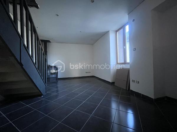 Fort potentiel pour cette maison mitoyenne d'env. 60m² au coeur du village d'Argentine.
Celle ci se compose comme suit :
- au RDC : terrasse d'env. 13m², cuisine ouverte sur le salon, wc;
- à l'étage : 3 chambres, une salle d'eau avec wc;
- au dessous : garage d'env. 20m² avec la fosse septique (qui sera à remplacer - voir étude réalisée), la cave d'env. 16m² au fond, et une borne de recharge pour véhicules électriques.
Chauffage par poêle à granulés récent et radiateurs à inertie. Le toit est neuf, le tableau électrique est récent.
Travaux à réaliser : remplacement de 3 fenêtres, finition de tous les murs, rafraichissements généraux.
Mitoyen à la maison, se trouve une jolie grange, érigée sur 2 niveaux, pour env. 180m² à réhabiliter ! 
Son rez de chaussée comporte une magnifique pièce voûtée saine, qui ne demande qu'à être aménagée.
Possibilité d'agrandir la maison, ou d'en faire une seconde !
Juste à côté, se trouve également une vieille bâtisse à rénover entièrement, érigée sur 3 niveaux d'env. 17m² chacun.
Derrière, nous pouvons retrouver un terrain pentu de 387m².
A une centaine de mètres, l'ensemble possède également un terrain de 396m² non constructible mais aménageable en potager ou en jardin avec jeux par exemple.
Argentine se situe à 10 minutes de l'autoroute de Aiton, à 25 minutes d'Albertville et à 35 minutes de Chambéry. 
Les commodités et les supermarchés se trouvent à Aiguebelle à 5 minutes en voiture.