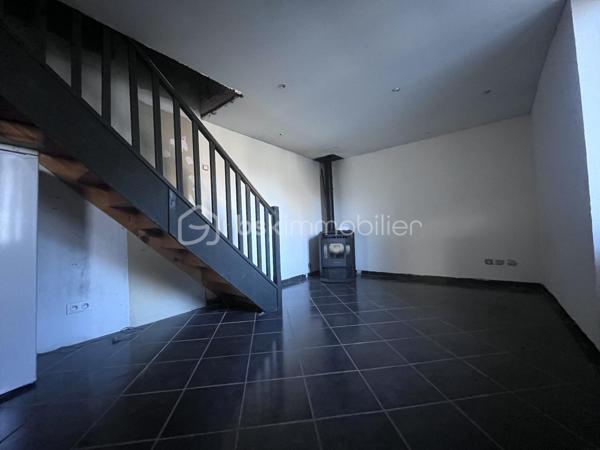 Fort potentiel pour cette maison mitoyenne d'env. 60m² au coeur du village d'Argentine.
Celle ci se compose comme suit :
- au RDC : terrasse d'env. 13m², cuisine ouverte sur le salon, wc;
- à l'étage : 3 chambres, une salle d'eau avec wc;
- au dessous : garage d'env. 20m² avec la fosse septique (qui sera à remplacer - voir étude réalisée), la cave d'env. 16m² au fond, et une borne de recharge pour véhicules électriques.
Chauffage par poêle à granulés récent et radiateurs à inertie. Le toit est neuf, le tableau électrique est récent.
Travaux à réaliser : remplacement de 3 fenêtres, finition de tous les murs, rafraichissements généraux.
Mitoyen à la maison, se trouve une jolie grange, érigée sur 2 niveaux, pour env. 180m² à réhabiliter ! 
Son rez de chaussée comporte une magnifique pièce voûtée saine, qui ne demande qu'à être aménagée.
Possibilité d'agrandir la maison, ou d'en faire une seconde !
Juste à côté, se trouve également une vieille bâtisse à rénover entièrement, érigée sur 3 niveaux d'env. 17m² chacun.
Derrière, nous pouvons retrouver un terrain pentu de 387m².
A une centaine de mètres, l'ensemble possède également un terrain de 396m² non constructible mais aménageable en potager ou en jardin avec jeux par exemple.
Argentine se situe à 10 minutes de l'autoroute de Aiton, à 25 minutes d'Albertville et à 35 minutes de Chambéry. 
Les commodités et les supermarchés se trouvent à Aiguebelle à 5 minutes en voiture.