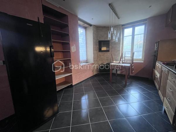 Fort potentiel pour cette maison mitoyenne d'env. 60m² au coeur du village d'Argentine.
Celle ci se compose comme suit :
- au RDC : terrasse d'env. 13m², cuisine ouverte sur le salon, wc;
- à l'étage : 3 chambres, une salle d'eau avec wc;
- au dessous : garage d'env. 20m² avec la fosse septique (qui sera à remplacer - voir étude réalisée), la cave d'env. 16m² au fond, et une borne de recharge pour véhicules électriques.
Chauffage par poêle à granulés récent et radiateurs à inertie. Le toit est neuf, le tableau électrique est récent.
Travaux à réaliser : remplacement de 3 fenêtres, finition de tous les murs, rafraichissements généraux.
Mitoyen à la maison, se trouve une jolie grange, érigée sur 2 niveaux, pour env. 180m² à réhabiliter ! 
Son rez de chaussée comporte une magnifique pièce voûtée saine, qui ne demande qu'à être aménagée.
Possibilité d'agrandir la maison, ou d'en faire une seconde !
Juste à côté, se trouve également une vieille bâtisse à rénover entièrement, érigée sur 3 niveaux d'env. 17m² chacun.
Derrière, nous pouvons retrouver un terrain pentu de 387m².
A une centaine de mètres, l'ensemble possède également un terrain de 396m² non constructible mais aménageable en potager ou en jardin avec jeux par exemple.
Argentine se situe à 10 minutes de l'autoroute de Aiton, à 25 minutes d'Albertville et à 35 minutes de Chambéry. 
Les commodités et les supermarchés se trouvent à Aiguebelle à 5 minutes en voiture.