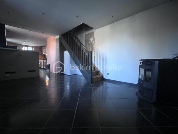 Fort potentiel pour cette maison mitoyenne d'env. 60m² au coeur du village d'Argentine.
Celle ci se compose comme suit :
- au RDC : terrasse d'env. 13m², cuisine ouverte sur le salon, wc;
- à l'étage : 3 chambres, une salle d'eau avec wc;
- au dessous : garage d'env. 20m² avec la fosse septique (qui sera à remplacer - voir étude réalisée), la cave d'env. 16m² au fond, et une borne de recharge pour véhicules électriques.
Chauffage par poêle à granulés récent et radiateurs à inertie. Le toit est neuf, le tableau électrique est récent.
Travaux à réaliser : remplacement de 3 fenêtres, finition de tous les murs, rafraichissements généraux.
Mitoyen à la maison, se trouve une jolie grange, érigée sur 2 niveaux, pour env. 180m² à réhabiliter ! 
Son rez de chaussée comporte une magnifique pièce voûtée saine, qui ne demande qu'à être aménagée.
Possibilité d'agrandir la maison, ou d'en faire une seconde !
Juste à côté, se trouve également une vieille bâtisse à rénover entièrement, érigée sur 3 niveaux d'env. 17m² chacun.
Derrière, nous pouvons retrouver un terrain pentu de 387m².
A une centaine de mètres, l'ensemble possède également un terrain de 396m² non constructible mais aménageable en potager ou en jardin avec jeux par exemple.
Argentine se situe à 10 minutes de l'autoroute de Aiton, à 25 minutes d'Albertville et à 35 minutes de Chambéry. 
Les commodités et les supermarchés se trouvent à Aiguebelle à 5 minutes en voiture.