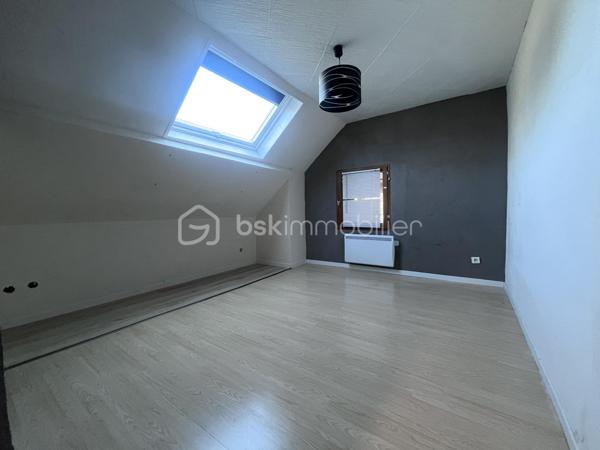 Fort potentiel pour cette maison mitoyenne d'env. 60m² au coeur du village d'Argentine.
Celle ci se compose comme suit :
- au RDC : terrasse d'env. 13m², cuisine ouverte sur le salon, wc;
- à l'étage : 3 chambres, une salle d'eau avec wc;
- au dessous : garage d'env. 20m² avec la fosse septique (qui sera à remplacer - voir étude réalisée), la cave d'env. 16m² au fond, et une borne de recharge pour véhicules électriques.
Chauffage par poêle à granulés récent et radiateurs à inertie. Le toit est neuf, le tableau électrique est récent.
Travaux à réaliser : remplacement de 3 fenêtres, finition de tous les murs, rafraichissements généraux.
Mitoyen à la maison, se trouve une jolie grange, érigée sur 2 niveaux, pour env. 180m² à réhabiliter ! 
Son rez de chaussée comporte une magnifique pièce voûtée saine, qui ne demande qu'à être aménagée.
Possibilité d'agrandir la maison, ou d'en faire une seconde !
Juste à côté, se trouve également une vieille bâtisse à rénover entièrement, érigée sur 3 niveaux d'env. 17m² chacun.
Derrière, nous pouvons retrouver un terrain pentu de 387m².
A une centaine de mètres, l'ensemble possède également un terrain de 396m² non constructible mais aménageable en potager ou en jardin avec jeux par exemple.
Argentine se situe à 10 minutes de l'autoroute de Aiton, à 25 minutes d'Albertville et à 35 minutes de Chambéry. 
Les commodités et les supermarchés se trouvent à Aiguebelle à 5 minutes en voiture.