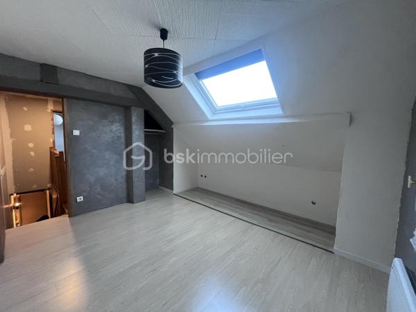 Fort potentiel pour cette maison mitoyenne d'env. 60m² au coeur du village d'Argentine.
Celle ci se compose comme suit :
- au RDC : terrasse d'env. 13m², cuisine ouverte sur le salon, wc;
- à l'étage : 3 chambres, une salle d'eau avec wc;
- au dessous : garage d'env. 20m² avec la fosse septique (qui sera à remplacer - voir étude réalisée), la cave d'env. 16m² au fond, et une borne de recharge pour véhicules électriques.
Chauffage par poêle à granulés récent et radiateurs à inertie. Le toit est neuf, le tableau électrique est récent.
Travaux à réaliser : remplacement de 3 fenêtres, finition de tous les murs, rafraichissements généraux.
Mitoyen à la maison, se trouve une jolie grange, érigée sur 2 niveaux, pour env. 180m² à réhabiliter ! 
Son rez de chaussée comporte une magnifique pièce voûtée saine, qui ne demande qu'à être aménagée.
Possibilité d'agrandir la maison, ou d'en faire une seconde !
Juste à côté, se trouve également une vieille bâtisse à rénover entièrement, érigée sur 3 niveaux d'env. 17m² chacun.
Derrière, nous pouvons retrouver un terrain pentu de 387m².
A une centaine de mètres, l'ensemble possède également un terrain de 396m² non constructible mais aménageable en potager ou en jardin avec jeux par exemple.
Argentine se situe à 10 minutes de l'autoroute de Aiton, à 25 minutes d'Albertville et à 35 minutes de Chambéry. 
Les commodités et les supermarchés se trouvent à Aiguebelle à 5 minutes en voiture.