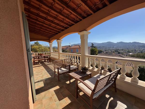 Plan-de-Cuques (13380) Exclusivité Belle villa de 250 m² au calme 4 chambres vue dégagée.