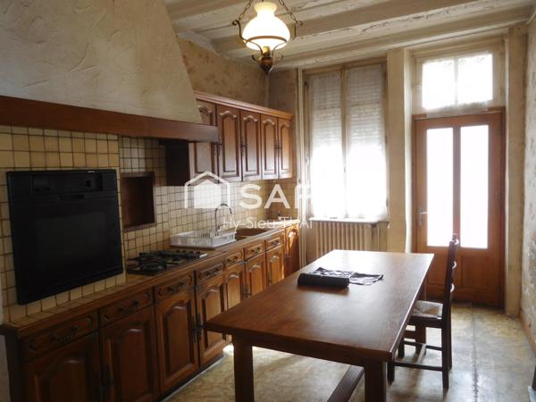 Maison de Ville, A Rénover, 108 m2 habitables sur 2 étages, 5 pièces, Combles aménageables, Montréal la Cluse,