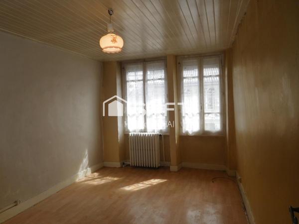 Maison de Ville, A Rénover, 108 m2 habitables sur 2 étages, 5 pièces, Combles aménageables, Montréal la Cluse,