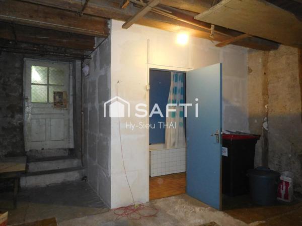 Maison de Ville, A Rénover, 108 m2 habitables sur 2 étages, 5 pièces, Combles aménageables, Montréal la Cluse,