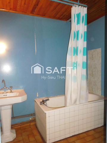 Maison de Ville, A Rénover, 108 m2 habitables sur 2 étages, 5 pièces, Combles aménageables, Montréal la Cluse,