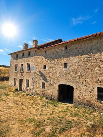 Au cœur du hameau préservé de La Veysseyre, à quelques minutes du centre de Saugues et à 30 km de l'A75, ce corps de ferme en pierre offre un cadre naturel privilégié, idéal pour les amoureux de la nature, de tranquillité et de grands espaces.
L'ensemble s'étend sur une parcelle de 543 m² avec un terrain attenant de 2 520 m² à l'arrière des bâtisses. La structure globale est saine (bâtiments en très bon état, toiture refaite, menuiseries PVC double vitrage), constituant une excellente base. Des travaux de rafraîchissement et de réagencement sont à prévoir afin de révéler tout le potentiel de ce bien rare sur le marché.
Agencement & Volumes
Partie habitable (Rez-de-jardin) : Une cuisine authentique, une salle d'eau, un WC indépendant, une cave, ainsi qu'un accès direct à l'ancienne étable.
Étage : Une première chambre de 11 m² et une seconde de 22 m² équipée d'un placard intégré.
Combles : Aménageables pour créer des espaces de couchage supplémentaires.
Dépendances & Potentiel
Ancienne étable : 136 m² au sol, offrant de beaux volumes directement reliés au logement.
Grange : Une superficie de 120 m² ouvrant de nombreuses possibilités d'aménagement (atelier, extension, espace de réception).
Petite maison indépendante : Ancien atelier avec son potager, parfait pour la création d'un gîte, d'un studio d'invités ou d'un espace de travail.
Une propriété de caractère idéale pour un projet de rénovation sur mesure, une grande demeure familiale ou une activité touristique.
Pour tout renseignement complémentaire ou pour organiser une visite, contactez-moi.