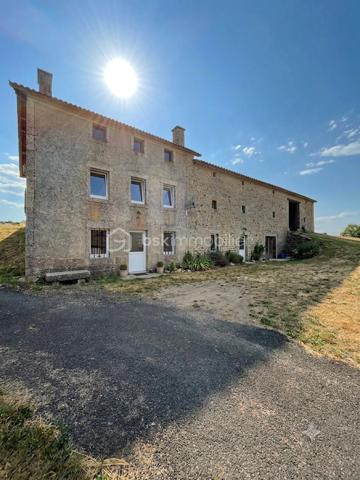 Au cœur du hameau préservé de La Veysseyre, à quelques minutes du centre de Saugues et à 30 km de l'A75, ce corps de ferme en pierre offre un cadre naturel privilégié, idéal pour les amoureux de la nature, de tranquillité et de grands espaces.
L'ensemble s'étend sur une parcelle de 543 m² avec un terrain attenant de 2 520 m² à l'arrière des bâtisses. La structure globale est saine (bâtiments en très bon état, toiture refaite, menuiseries PVC double vitrage), constituant une excellente base. Des travaux de rafraîchissement et de réagencement sont à prévoir afin de révéler tout le potentiel de ce bien rare sur le marché.
Agencement & Volumes
Partie habitable (Rez-de-jardin) : Une cuisine authentique, une salle d'eau, un WC indépendant, une cave, ainsi qu'un accès direct à l'ancienne étable.
Étage : Une première chambre de 11 m² et une seconde de 22 m² équipée d'un placard intégré.
Combles : Aménageables pour créer des espaces de couchage supplémentaires.
Dépendances & Potentiel
Ancienne étable : 136 m² au sol, offrant de beaux volumes directement reliés au logement.
Grange : Une superficie de 120 m² ouvrant de nombreuses possibilités d'aménagement (atelier, extension, espace de réception).
Petite maison indépendante : Ancien atelier avec son potager, parfait pour la création d'un gîte, d'un studio d'invités ou d'un espace de travail.
Une propriété de caractère idéale pour un projet de rénovation sur mesure, une grande demeure familiale ou une activité touristique.
Pour tout renseignement complémentaire ou pour organiser une visite, contactez-moi.