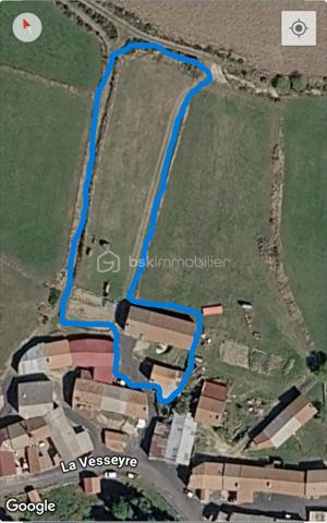 Au cœur du hameau préservé de La Veysseyre, à quelques minutes du centre de Saugues et à 30 km de l'A75, ce corps de ferme en pierre offre un cadre naturel privilégié, idéal pour les amoureux de la nature, de tranquillité et de grands espaces.
L'ensemble s'étend sur une parcelle de 543 m² avec un terrain attenant de 2 520 m² à l'arrière des bâtisses. La structure globale est saine (bâtiments en très bon état, toiture refaite, menuiseries PVC double vitrage), constituant une excellente base. Des travaux de rafraîchissement et de réagencement sont à prévoir afin de révéler tout le potentiel de ce bien rare sur le marché.
Agencement & Volumes
Partie habitable (Rez-de-jardin) : Une cuisine authentique, une salle d'eau, un WC indépendant, une cave, ainsi qu'un accès direct à l'ancienne étable.
Étage : Une première chambre de 11 m² et une seconde de 22 m² équipée d'un placard intégré.
Combles : Aménageables pour créer des espaces de couchage supplémentaires.
Dépendances & Potentiel
Ancienne étable : 136 m² au sol, offrant de beaux volumes directement reliés au logement.
Grange : Une superficie de 120 m² ouvrant de nombreuses possibilités d'aménagement (atelier, extension, espace de réception).
Petite maison indépendante : Ancien atelier avec son potager, parfait pour la création d'un gîte, d'un studio d'invités ou d'un espace de travail.
Une propriété de caractère idéale pour un projet de rénovation sur mesure, une grande demeure familiale ou une activité touristique.
Pour tout renseignement complémentaire ou pour organiser une visite, contactez-moi.