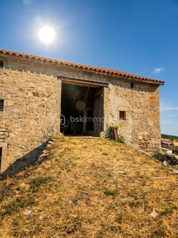 Au cœur du hameau préservé de La Veysseyre, à quelques minutes du centre de Saugues et à 30 km de l'A75, ce corps de ferme en pierre offre un cadre naturel privilégié, idéal pour les amoureux de la nature, de tranquillité et de grands espaces.
L'ensemble s'étend sur une parcelle de 543 m² avec un terrain attenant de 2 520 m² à l'arrière des bâtisses. La structure globale est saine (bâtiments en très bon état, toiture refaite, menuiseries PVC double vitrage), constituant une excellente base. Des travaux de rafraîchissement et de réagencement sont à prévoir afin de révéler tout le potentiel de ce bien rare sur le marché.
Agencement & Volumes
Partie habitable (Rez-de-jardin) : Une cuisine authentique, une salle d'eau, un WC indépendant, une cave, ainsi qu'un accès direct à l'ancienne étable.
Étage : Une première chambre de 11 m² et une seconde de 22 m² équipée d'un placard intégré.
Combles : Aménageables pour créer des espaces de couchage supplémentaires.
Dépendances & Potentiel
Ancienne étable : 136 m² au sol, offrant de beaux volumes directement reliés au logement.
Grange : Une superficie de 120 m² ouvrant de nombreuses possibilités d'aménagement (atelier, extension, espace de réception).
Petite maison indépendante : Ancien atelier avec son potager, parfait pour la création d'un gîte, d'un studio d'invités ou d'un espace de travail.
Une propriété de caractère idéale pour un projet de rénovation sur mesure, une grande demeure familiale ou une activité touristique.
Pour tout renseignement complémentaire ou pour organiser une visite, contactez-moi.