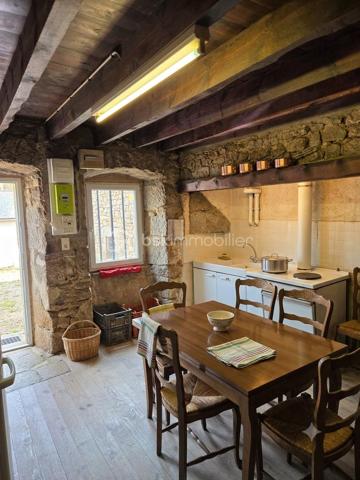 Au cœur du hameau préservé de La Veysseyre, à quelques minutes du centre de Saugues et à 30 km de l'A75, ce corps de ferme en pierre offre un cadre naturel privilégié, idéal pour les amoureux de la nature, de tranquillité et de grands espaces.
L'ensemble s'étend sur une parcelle de 543 m² avec un terrain attenant de 2 520 m² à l'arrière des bâtisses. La structure globale est saine (bâtiments en très bon état, toiture refaite, menuiseries PVC double vitrage), constituant une excellente base. Des travaux de rafraîchissement et de réagencement sont à prévoir afin de révéler tout le potentiel de ce bien rare sur le marché.
Agencement & Volumes
Partie habitable (Rez-de-jardin) : Une cuisine authentique, une salle d'eau, un WC indépendant, une cave, ainsi qu'un accès direct à l'ancienne étable.
Étage : Une première chambre de 11 m² et une seconde de 22 m² équipée d'un placard intégré.
Combles : Aménageables pour créer des espaces de couchage supplémentaires.
Dépendances & Potentiel
Ancienne étable : 136 m² au sol, offrant de beaux volumes directement reliés au logement.
Grange : Une superficie de 120 m² ouvrant de nombreuses possibilités d'aménagement (atelier, extension, espace de réception).
Petite maison indépendante : Ancien atelier avec son potager, parfait pour la création d'un gîte, d'un studio d'invités ou d'un espace de travail.
Une propriété de caractère idéale pour un projet de rénovation sur mesure, une grande demeure familiale ou une activité touristique.
Pour tout renseignement complémentaire ou pour organiser une visite, contactez-moi.
