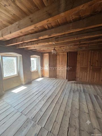 Au cœur du hameau préservé de La Veysseyre, à quelques minutes du centre de Saugues et à 30 km de l'A75, ce corps de ferme en pierre offre un cadre naturel privilégié, idéal pour les amoureux de la nature, de tranquillité et de grands espaces.
L'ensemble s'étend sur une parcelle de 543 m² avec un terrain attenant de 2 520 m² à l'arrière des bâtisses. La structure globale est saine (bâtiments en très bon état, toiture refaite, menuiseries PVC double vitrage), constituant une excellente base. Des travaux de rafraîchissement et de réagencement sont à prévoir afin de révéler tout le potentiel de ce bien rare sur le marché.
Agencement & Volumes
Partie habitable (Rez-de-jardin) : Une cuisine authentique, une salle d'eau, un WC indépendant, une cave, ainsi qu'un accès direct à l'ancienne étable.
Étage : Une première chambre de 11 m² et une seconde de 22 m² équipée d'un placard intégré.
Combles : Aménageables pour créer des espaces de couchage supplémentaires.
Dépendances & Potentiel
Ancienne étable : 136 m² au sol, offrant de beaux volumes directement reliés au logement.
Grange : Une superficie de 120 m² ouvrant de nombreuses possibilités d'aménagement (atelier, extension, espace de réception).
Petite maison indépendante : Ancien atelier avec son potager, parfait pour la création d'un gîte, d'un studio d'invités ou d'un espace de travail.
Une propriété de caractère idéale pour un projet de rénovation sur mesure, une grande demeure familiale ou une activité touristique.
Pour tout renseignement complémentaire ou pour organiser une visite, contactez-moi.