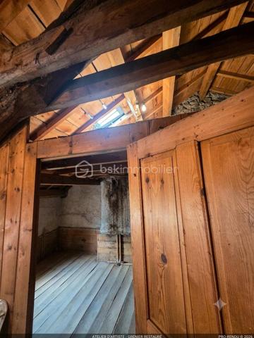 Au cœur du hameau préservé de La Veysseyre, à quelques minutes du centre de Saugues et à 30 km de l'A75, ce corps de ferme en pierre offre un cadre naturel privilégié, idéal pour les amoureux de la nature, de tranquillité et de grands espaces.
L'ensemble s'étend sur une parcelle de 543 m² avec un terrain attenant de 2 520 m² à l'arrière des bâtisses. La structure globale est saine (bâtiments en très bon état, toiture refaite, menuiseries PVC double vitrage), constituant une excellente base. Des travaux de rafraîchissement et de réagencement sont à prévoir afin de révéler tout le potentiel de ce bien rare sur le marché.
Agencement & Volumes
Partie habitable (Rez-de-jardin) : Une cuisine authentique, une salle d'eau, un WC indépendant, une cave, ainsi qu'un accès direct à l'ancienne étable.
Étage : Une première chambre de 11 m² et une seconde de 22 m² équipée d'un placard intégré.
Combles : Aménageables pour créer des espaces de couchage supplémentaires.
Dépendances & Potentiel
Ancienne étable : 136 m² au sol, offrant de beaux volumes directement reliés au logement.
Grange : Une superficie de 120 m² ouvrant de nombreuses possibilités d'aménagement (atelier, extension, espace de réception).
Petite maison indépendante : Ancien atelier avec son potager, parfait pour la création d'un gîte, d'un studio d'invités ou d'un espace de travail.
Une propriété de caractère idéale pour un projet de rénovation sur mesure, une grande demeure familiale ou une activité touristique.
Pour tout renseignement complémentaire ou pour organiser une visite, contactez-moi.