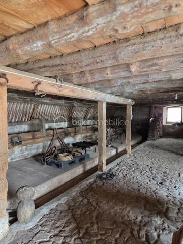 Au cœur du hameau préservé de La Veysseyre, à quelques minutes du centre de Saugues et à 30 km de l'A75, ce corps de ferme en pierre offre un cadre naturel privilégié, idéal pour les amoureux de la nature, de tranquillité et de grands espaces.
L'ensemble s'étend sur une parcelle de 543 m² avec un terrain attenant de 2 520 m² à l'arrière des bâtisses. La structure globale est saine (bâtiments en très bon état, toiture refaite, menuiseries PVC double vitrage), constituant une excellente base. Des travaux de rafraîchissement et de réagencement sont à prévoir afin de révéler tout le potentiel de ce bien rare sur le marché.
Agencement & Volumes
Partie habitable (Rez-de-jardin) : Une cuisine authentique, une salle d'eau, un WC indépendant, une cave, ainsi qu'un accès direct à l'ancienne étable.
Étage : Une première chambre de 11 m² et une seconde de 22 m² équipée d'un placard intégré.
Combles : Aménageables pour créer des espaces de couchage supplémentaires.
Dépendances & Potentiel
Ancienne étable : 136 m² au sol, offrant de beaux volumes directement reliés au logement.
Grange : Une superficie de 120 m² ouvrant de nombreuses possibilités d'aménagement (atelier, extension, espace de réception).
Petite maison indépendante : Ancien atelier avec son potager, parfait pour la création d'un gîte, d'un studio d'invités ou d'un espace de travail.
Une propriété de caractère idéale pour un projet de rénovation sur mesure, une grande demeure familiale ou une activité touristique.
Pour tout renseignement complémentaire ou pour organiser une visite, contactez-moi.