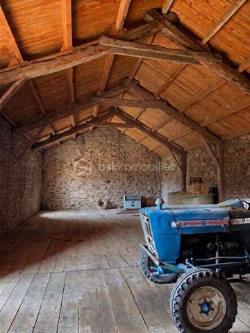 Au cœur du hameau préservé de La Veysseyre, à quelques minutes du centre de Saugues et à 30 km de l'A75, ce corps de ferme en pierre offre un cadre naturel privilégié, idéal pour les amoureux de la nature, de tranquillité et de grands espaces.
L'ensemble s'étend sur une parcelle de 543 m² avec un terrain attenant de 2 520 m² à l'arrière des bâtisses. La structure globale est saine (bâtiments en très bon état, toiture refaite, menuiseries PVC double vitrage), constituant une excellente base. Des travaux de rafraîchissement et de réagencement sont à prévoir afin de révéler tout le potentiel de ce bien rare sur le marché.
Agencement & Volumes
Partie habitable (Rez-de-jardin) : Une cuisine authentique, une salle d'eau, un WC indépendant, une cave, ainsi qu'un accès direct à l'ancienne étable.
Étage : Une première chambre de 11 m² et une seconde de 22 m² équipée d'un placard intégré.
Combles : Aménageables pour créer des espaces de couchage supplémentaires.
Dépendances & Potentiel
Ancienne étable : 136 m² au sol, offrant de beaux volumes directement reliés au logement.
Grange : Une superficie de 120 m² ouvrant de nombreuses possibilités d'aménagement (atelier, extension, espace de réception).
Petite maison indépendante : Ancien atelier avec son potager, parfait pour la création d'un gîte, d'un studio d'invités ou d'un espace de travail.
Une propriété de caractère idéale pour un projet de rénovation sur mesure, une grande demeure familiale ou une activité touristique.
Pour tout renseignement complémentaire ou pour organiser une visite, contactez-moi.