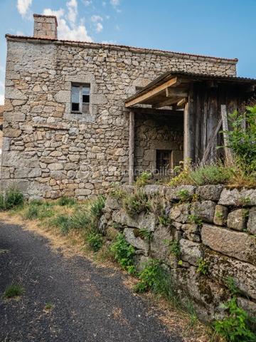 Au cœur du hameau préservé de La Veysseyre, à quelques minutes du centre de Saugues et à 30 km de l'A75, ce corps de ferme en pierre offre un cadre naturel privilégié, idéal pour les amoureux de la nature, de tranquillité et de grands espaces.
L'ensemble s'étend sur une parcelle de 543 m² avec un terrain attenant de 2 520 m² à l'arrière des bâtisses. La structure globale est saine (bâtiments en très bon état, toiture refaite, menuiseries PVC double vitrage), constituant une excellente base. Des travaux de rafraîchissement et de réagencement sont à prévoir afin de révéler tout le potentiel de ce bien rare sur le marché.
Agencement & Volumes
Partie habitable (Rez-de-jardin) : Une cuisine authentique, une salle d'eau, un WC indépendant, une cave, ainsi qu'un accès direct à l'ancienne étable.
Étage : Une première chambre de 11 m² et une seconde de 22 m² équipée d'un placard intégré.
Combles : Aménageables pour créer des espaces de couchage supplémentaires.
Dépendances & Potentiel
Ancienne étable : 136 m² au sol, offrant de beaux volumes directement reliés au logement.
Grange : Une superficie de 120 m² ouvrant de nombreuses possibilités d'aménagement (atelier, extension, espace de réception).
Petite maison indépendante : Ancien atelier avec son potager, parfait pour la création d'un gîte, d'un studio d'invités ou d'un espace de travail.
Une propriété de caractère idéale pour un projet de rénovation sur mesure, une grande demeure familiale ou une activité touristique.
Pour tout renseignement complémentaire ou pour organiser une visite, contactez-moi.