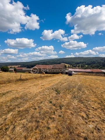 Au cœur du hameau préservé de La Veysseyre, à quelques minutes du centre de Saugues et à 30 km de l'A75, ce corps de ferme en pierre offre un cadre naturel privilégié, idéal pour les amoureux de la nature, de tranquillité et de grands espaces.
L'ensemble s'étend sur une parcelle de 543 m² avec un terrain attenant de 2 520 m² à l'arrière des bâtisses. La structure globale est saine (bâtiments en très bon état, toiture refaite, menuiseries PVC double vitrage), constituant une excellente base. Des travaux de rafraîchissement et de réagencement sont à prévoir afin de révéler tout le potentiel de ce bien rare sur le marché.
Agencement & Volumes
Partie habitable (Rez-de-jardin) : Une cuisine authentique, une salle d'eau, un WC indépendant, une cave, ainsi qu'un accès direct à l'ancienne étable.
Étage : Une première chambre de 11 m² et une seconde de 22 m² équipée d'un placard intégré.
Combles : Aménageables pour créer des espaces de couchage supplémentaires.
Dépendances & Potentiel
Ancienne étable : 136 m² au sol, offrant de beaux volumes directement reliés au logement.
Grange : Une superficie de 120 m² ouvrant de nombreuses possibilités d'aménagement (atelier, extension, espace de réception).
Petite maison indépendante : Ancien atelier avec son potager, parfait pour la création d'un gîte, d'un studio d'invités ou d'un espace de travail.
Une propriété de caractère idéale pour un projet de rénovation sur mesure, une grande demeure familiale ou une activité touristique.
Pour tout renseignement complémentaire ou pour organiser une visite, contactez-moi.