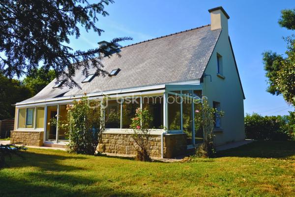 Cette maison de construction traditionnelle sous toiture ardoise, au calme sans être isolée, et sans vis-à-vis, saura accueillir confortablement une grande famille.

L’espace très lumineux du rdc est composé d’un hall d’entrée desservant un séjour (30 m2 env), une cuisine dinatoire (12m2 env) aménagée équipée récente, un wc, une salle d’eau et une chambre.
Eté comme hiver, vous pourrez accéder à la véranda  (35m2 env) , véritable  pièce de vie, par la cuisine ou le salon à votre convenance et profiter de la vue sur votre jardin.
idéal pour en faire l'espace dédié aux enfants ou aux amis de passage, l'étage, quant à lui,  propose 3 chambres de belles dimensions munies de nombreux rangements et une salle de bain avec wc. 
Un garage (30m2 env) avec grenier et un carport/abris de jardin complètent l’ensemble.

La cerise sur le gâteau :
la dépendance (17m2 env) implantée à l’écart de la maison conviendra parfaitement pour qui souhaitent une salle de sport  ou un espace dédié à une activité professionnelle.

Enfin, La maison est entourée d’un terrain déjà bien végétalisé de près de 3500m2 qui fera le bonheur des petits et des grands grâce à ses nombreuses possibilités d’aménagement (piscine, balançoire, potager, verger, …tout peut être réuni !)

2 minutes des services et commerces de Ploumilliau
5 minutes de la plage la plus proche
9 minutes de Locquémeau avec son école de voile, son port de plaisance, ses pêcheurs professionnels et ses fameuses Moules bio !
10 minutes de Lannion
 
Chauffage électrique 
Double vitrage
Cuisine récente
Véranda équipée de double vitrage, d’une pac air air  réversible et d’un double volet de toit  électrique rigide.
VMC
Fibre
Assainissement individuel  (non conforme)
Taxe foncière 2025 : 961 €

Maison disponible rapidement, ne tardez pas à me contacter au 06.61.54.03.05 ou par mail via le site annonceur