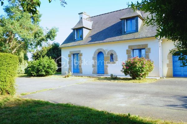 Cette maison de construction traditionnelle sous toiture ardoise, au calme sans être isolée, et sans vis-à-vis, saura accueillir confortablement une grande famille.

L’espace très lumineux du rdc est composé d’un hall d’entrée desservant un séjour (30 m2 env), une cuisine dinatoire (12m2 env) aménagée équipée récente, un wc, une salle d’eau et une chambre.
Eté comme hiver, vous pourrez accéder à la véranda  (35m2 env) , véritable  pièce de vie, par la cuisine ou le salon à votre convenance et profiter de la vue sur votre jardin.
idéal pour en faire l'espace dédié aux enfants ou aux amis de passage, l'étage, quant à lui,  propose 3 chambres de belles dimensions munies de nombreux rangements et une salle de bain avec wc. 
Un garage (30m2 env) avec grenier et un carport/abris de jardin complètent l’ensemble.

La cerise sur le gâteau :
la dépendance (17m2 env) implantée à l’écart de la maison conviendra parfaitement pour qui souhaitent une salle de sport  ou un espace dédié à une activité professionnelle.

Enfin, La maison est entourée d’un terrain déjà bien végétalisé de près de 3500m2 qui fera le bonheur des petits et des grands grâce à ses nombreuses possibilités d’aménagement (piscine, balançoire, potager, verger, …tout peut être réuni !)

2 minutes des services et commerces de Ploumilliau
5 minutes de la plage la plus proche
9 minutes de Locquémeau avec son école de voile, son port de plaisance, ses pêcheurs professionnels et ses fameuses Moules bio !
10 minutes de Lannion
 
Chauffage électrique 
Double vitrage
Cuisine récente
Véranda équipée de double vitrage, d’une pac air air  réversible et d’un double volet de toit  électrique rigide.
VMC
Fibre
Assainissement individuel  (non conforme)
Taxe foncière 2025 : 961 €

Maison disponible rapidement, ne tardez pas à me contacter au 06.61.54.03.05 ou par mail via le site annonceur