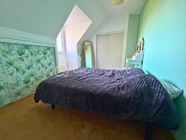 Cette maison de construction traditionnelle sous toiture ardoise, au calme sans être isolée, et sans vis-à-vis, saura accueillir confortablement une grande famille.

L’espace très lumineux du rdc est composé d’un hall d’entrée desservant un séjour (30 m2 env), une cuisine dinatoire (12m2 env) aménagée équipée récente, un wc, une salle d’eau et une chambre.
Eté comme hiver, vous pourrez accéder à la véranda  (35m2 env) , véritable  pièce de vie, par la cuisine ou le salon à votre convenance et profiter de la vue sur votre jardin.
idéal pour en faire l'espace dédié aux enfants ou aux amis de passage, l'étage, quant à lui,  propose 3 chambres de belles dimensions munies de nombreux rangements et une salle de bain avec wc. 
Un garage (30m2 env) avec grenier et un carport/abris de jardin complètent l’ensemble.

La cerise sur le gâteau :
la dépendance (17m2 env) implantée à l’écart de la maison conviendra parfaitement pour qui souhaitent une salle de sport  ou un espace dédié à une activité professionnelle.

Enfin, La maison est entourée d’un terrain déjà bien végétalisé de près de 3500m2 qui fera le bonheur des petits et des grands grâce à ses nombreuses possibilités d’aménagement (piscine, balançoire, potager, verger, …tout peut être réuni !)

2 minutes des services et commerces de Ploumilliau
5 minutes de la plage la plus proche
9 minutes de Locquémeau avec son école de voile, son port de plaisance, ses pêcheurs professionnels et ses fameuses Moules bio !
10 minutes de Lannion
 
Chauffage électrique 
Double vitrage
Cuisine récente
Véranda équipée de double vitrage, d’une pac air air  réversible et d’un double volet de toit  électrique rigide.
VMC
Fibre
Assainissement individuel  (non conforme)
Taxe foncière 2025 : 961 €

Maison disponible rapidement, ne tardez pas à me contacter au 06.61.54.03.05 ou par mail via le site annonceur