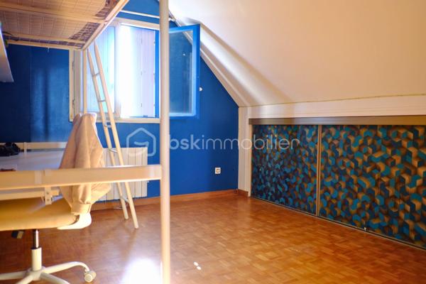 Cette maison de construction traditionnelle sous toiture ardoise, au calme sans être isolée, et sans vis-à-vis, saura accueillir confortablement une grande famille.

L’espace très lumineux du rdc est composé d’un hall d’entrée desservant un séjour (30 m2 env), une cuisine dinatoire (12m2 env) aménagée équipée récente, un wc, une salle d’eau et une chambre.
Eté comme hiver, vous pourrez accéder à la véranda  (35m2 env) , véritable  pièce de vie, par la cuisine ou le salon à votre convenance et profiter de la vue sur votre jardin.
idéal pour en faire l'espace dédié aux enfants ou aux amis de passage, l'étage, quant à lui,  propose 3 chambres de belles dimensions munies de nombreux rangements et une salle de bain avec wc. 
Un garage (30m2 env) avec grenier et un carport/abris de jardin complètent l’ensemble.

La cerise sur le gâteau :
la dépendance (17m2 env) implantée à l’écart de la maison conviendra parfaitement pour qui souhaitent une salle de sport  ou un espace dédié à une activité professionnelle.

Enfin, La maison est entourée d’un terrain déjà bien végétalisé de près de 3500m2 qui fera le bonheur des petits et des grands grâce à ses nombreuses possibilités d’aménagement (piscine, balançoire, potager, verger, …tout peut être réuni !)

2 minutes des services et commerces de Ploumilliau
5 minutes de la plage la plus proche
9 minutes de Locquémeau avec son école de voile, son port de plaisance, ses pêcheurs professionnels et ses fameuses Moules bio !
10 minutes de Lannion
 
Chauffage électrique 
Double vitrage
Cuisine récente
Véranda équipée de double vitrage, d’une pac air air  réversible et d’un double volet de toit  électrique rigide.
VMC
Fibre
Assainissement individuel  (non conforme)
Taxe foncière 2025 : 961 €

Maison disponible rapidement, ne tardez pas à me contacter au 06.61.54.03.05 ou par mail via le site annonceur