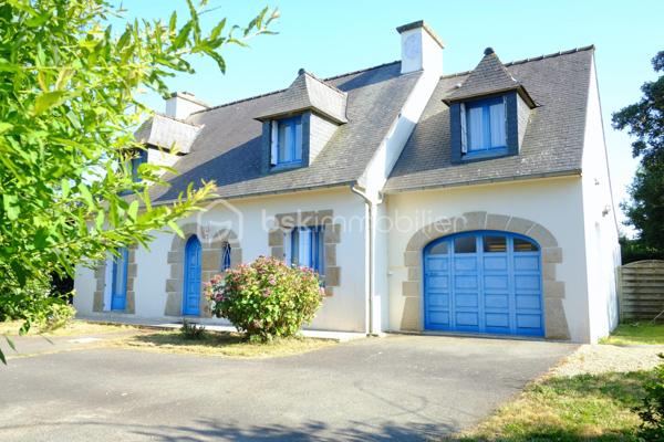 Cette maison de construction traditionnelle sous toiture ardoise, au calme sans être isolée, et sans vis-à-vis, saura accueillir confortablement une grande famille.

L’espace très lumineux du rdc est composé d’un hall d’entrée desservant un séjour (30 m2 env), une cuisine dinatoire (12m2 env) aménagée équipée récente, un wc, une salle d’eau et une chambre.
Eté comme hiver, vous pourrez accéder à la véranda  (35m2 env) , véritable  pièce de vie, par la cuisine ou le salon à votre convenance et profiter de la vue sur votre jardin.
idéal pour en faire l'espace dédié aux enfants ou aux amis de passage, l'étage, quant à lui,  propose 3 chambres de belles dimensions munies de nombreux rangements et une salle de bain avec wc. 
Un garage (30m2 env) avec grenier et un carport/abris de jardin complètent l’ensemble.

La cerise sur le gâteau :
la dépendance (17m2 env) implantée à l’écart de la maison conviendra parfaitement pour qui souhaitent une salle de sport  ou un espace dédié à une activité professionnelle.

Enfin, La maison est entourée d’un terrain déjà bien végétalisé de près de 3500m2 qui fera le bonheur des petits et des grands grâce à ses nombreuses possibilités d’aménagement (piscine, balançoire, potager, verger, …tout peut être réuni !)

2 minutes des services et commerces de Ploumilliau
5 minutes de la plage la plus proche
9 minutes de Locquémeau avec son école de voile, son port de plaisance, ses pêcheurs professionnels et ses fameuses Moules bio !
10 minutes de Lannion
 
Chauffage électrique 
Double vitrage
Cuisine récente
Véranda équipée de double vitrage, d’une pac air air  réversible et d’un double volet de toit  électrique rigide.
VMC
Fibre
Assainissement individuel  (non conforme)
Taxe foncière 2025 : 961 €

Maison disponible rapidement, ne tardez pas à me contacter au 06.61.54.03.05 ou par mail via le site annonceur