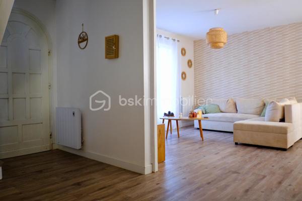 Cette maison de construction traditionnelle sous toiture ardoise, au calme sans être isolée, et sans vis-à-vis, saura accueillir confortablement une grande famille.

L’espace très lumineux du rdc est composé d’un hall d’entrée desservant un séjour (30 m2 env), une cuisine dinatoire (12m2 env) aménagée équipée récente, un wc, une salle d’eau et une chambre.
Eté comme hiver, vous pourrez accéder à la véranda  (35m2 env) , véritable  pièce de vie, par la cuisine ou le salon à votre convenance et profiter de la vue sur votre jardin.
idéal pour en faire l'espace dédié aux enfants ou aux amis de passage, l'étage, quant à lui,  propose 3 chambres de belles dimensions munies de nombreux rangements et une salle de bain avec wc. 
Un garage (30m2 env) avec grenier et un carport/abris de jardin complètent l’ensemble.

La cerise sur le gâteau :
la dépendance (17m2 env) implantée à l’écart de la maison conviendra parfaitement pour qui souhaitent une salle de sport  ou un espace dédié à une activité professionnelle.

Enfin, La maison est entourée d’un terrain déjà bien végétalisé de près de 3500m2 qui fera le bonheur des petits et des grands grâce à ses nombreuses possibilités d’aménagement (piscine, balançoire, potager, verger, …tout peut être réuni !)

2 minutes des services et commerces de Ploumilliau
5 minutes de la plage la plus proche
9 minutes de Locquémeau avec son école de voile, son port de plaisance, ses pêcheurs professionnels et ses fameuses Moules bio !
10 minutes de Lannion
 
Chauffage électrique 
Double vitrage
Cuisine récente
Véranda équipée de double vitrage, d’une pac air air  réversible et d’un double volet de toit  électrique rigide.
VMC
Fibre
Assainissement individuel  (non conforme)
Taxe foncière 2025 : 961 €

Maison disponible rapidement, ne tardez pas à me contacter au 06.61.54.03.05 ou par mail via le site annonceur