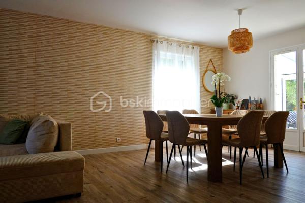Cette maison de construction traditionnelle sous toiture ardoise, au calme sans être isolée, et sans vis-à-vis, saura accueillir confortablement une grande famille.

L’espace très lumineux du rdc est composé d’un hall d’entrée desservant un séjour (30 m2 env), une cuisine dinatoire (12m2 env) aménagée équipée récente, un wc, une salle d’eau et une chambre.
Eté comme hiver, vous pourrez accéder à la véranda  (35m2 env) , véritable  pièce de vie, par la cuisine ou le salon à votre convenance et profiter de la vue sur votre jardin.
idéal pour en faire l'espace dédié aux enfants ou aux amis de passage, l'étage, quant à lui,  propose 3 chambres de belles dimensions munies de nombreux rangements et une salle de bain avec wc. 
Un garage (30m2 env) avec grenier et un carport/abris de jardin complètent l’ensemble.

La cerise sur le gâteau :
la dépendance (17m2 env) implantée à l’écart de la maison conviendra parfaitement pour qui souhaitent une salle de sport  ou un espace dédié à une activité professionnelle.

Enfin, La maison est entourée d’un terrain déjà bien végétalisé de près de 3500m2 qui fera le bonheur des petits et des grands grâce à ses nombreuses possibilités d’aménagement (piscine, balançoire, potager, verger, …tout peut être réuni !)

2 minutes des services et commerces de Ploumilliau
5 minutes de la plage la plus proche
9 minutes de Locquémeau avec son école de voile, son port de plaisance, ses pêcheurs professionnels et ses fameuses Moules bio !
10 minutes de Lannion
 
Chauffage électrique 
Double vitrage
Cuisine récente
Véranda équipée de double vitrage, d’une pac air air  réversible et d’un double volet de toit  électrique rigide.
VMC
Fibre
Assainissement individuel  (non conforme)
Taxe foncière 2025 : 961 €

Maison disponible rapidement, ne tardez pas à me contacter au 06.61.54.03.05 ou par mail via le site annonceur