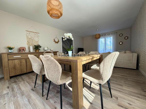 Cette maison de construction traditionnelle sous toiture ardoise, au calme sans être isolée, et sans vis-à-vis, saura accueillir confortablement une grande famille.

L’espace très lumineux du rdc est composé d’un hall d’entrée desservant un séjour (30 m2 env), une cuisine dinatoire (12m2 env) aménagée équipée récente, un wc, une salle d’eau et une chambre.
Eté comme hiver, vous pourrez accéder à la véranda  (35m2 env) , véritable  pièce de vie, par la cuisine ou le salon à votre convenance et profiter de la vue sur votre jardin.
idéal pour en faire l'espace dédié aux enfants ou aux amis de passage, l'étage, quant à lui,  propose 3 chambres de belles dimensions munies de nombreux rangements et une salle de bain avec wc. 
Un garage (30m2 env) avec grenier et un carport/abris de jardin complètent l’ensemble.

La cerise sur le gâteau :
la dépendance (17m2 env) implantée à l’écart de la maison conviendra parfaitement pour qui souhaitent une salle de sport  ou un espace dédié à une activité professionnelle.

Enfin, La maison est entourée d’un terrain déjà bien végétalisé de près de 3500m2 qui fera le bonheur des petits et des grands grâce à ses nombreuses possibilités d’aménagement (piscine, balançoire, potager, verger, …tout peut être réuni !)

2 minutes des services et commerces de Ploumilliau
5 minutes de la plage la plus proche
9 minutes de Locquémeau avec son école de voile, son port de plaisance, ses pêcheurs professionnels et ses fameuses Moules bio !
10 minutes de Lannion
 
Chauffage électrique 
Double vitrage
Cuisine récente
Véranda équipée de double vitrage, d’une pac air air  réversible et d’un double volet de toit  électrique rigide.
VMC
Fibre
Assainissement individuel  (non conforme)
Taxe foncière 2025 : 961 €

Maison disponible rapidement, ne tardez pas à me contacter au 06.61.54.03.05 ou par mail via le site annonceur