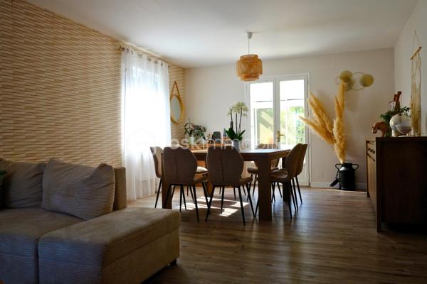 Cette maison de construction traditionnelle sous toiture ardoise, au calme sans être isolée, et sans vis-à-vis, saura accueillir confortablement une grande famille.

L’espace très lumineux du rdc est composé d’un hall d’entrée desservant un séjour (30 m2 env), une cuisine dinatoire (12m2 env) aménagée équipée récente, un wc, une salle d’eau et une chambre.
Eté comme hiver, vous pourrez accéder à la véranda  (35m2 env) , véritable  pièce de vie, par la cuisine ou le salon à votre convenance et profiter de la vue sur votre jardin.
idéal pour en faire l'espace dédié aux enfants ou aux amis de passage, l'étage, quant à lui,  propose 3 chambres de belles dimensions munies de nombreux rangements et une salle de bain avec wc. 
Un garage (30m2 env) avec grenier et un carport/abris de jardin complètent l’ensemble.

La cerise sur le gâteau :
la dépendance (17m2 env) implantée à l’écart de la maison conviendra parfaitement pour qui souhaitent une salle de sport  ou un espace dédié à une activité professionnelle.

Enfin, La maison est entourée d’un terrain déjà bien végétalisé de près de 3500m2 qui fera le bonheur des petits et des grands grâce à ses nombreuses possibilités d’aménagement (piscine, balançoire, potager, verger, …tout peut être réuni !)

2 minutes des services et commerces de Ploumilliau
5 minutes de la plage la plus proche
9 minutes de Locquémeau avec son école de voile, son port de plaisance, ses pêcheurs professionnels et ses fameuses Moules bio !
10 minutes de Lannion
 
Chauffage électrique 
Double vitrage
Cuisine récente
Véranda équipée de double vitrage, d’une pac air air  réversible et d’un double volet de toit  électrique rigide.
VMC
Fibre
Assainissement individuel  (non conforme)
Taxe foncière 2025 : 961 €

Maison disponible rapidement, ne tardez pas à me contacter au 06.61.54.03.05 ou par mail via le site annonceur