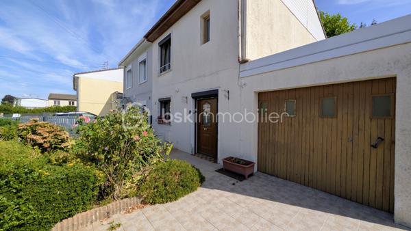 Vous recherchez votre premier cocon ou un projet familial à personnaliser ?
Cette maison offre une belle opportunité pour créer un intérieur qui vous ressemble !

Ses atouts : salon séjour convivial, cuisine indépendante, véranda agréable, garage 2 voitures avec accès direct à la maison
A l’étage 3 chambres, un bureau ou un dressing ou une chambre bébé, une salle de bain

Profitez également d’un jardin agréable et bien exposé, dans un environnement calme, avec un parc de jeux récent à proximité.

Côté confort :

Menuiseries PVC double vitrage
Chaudière gaz récente (2 ans)

Une maison à conforter, offrant une belle base et un véritable potentiel d’évolution, idéale pour un projet familial ou un premier achat.

Une visite vous permettra de découvrir tout son potentiel !