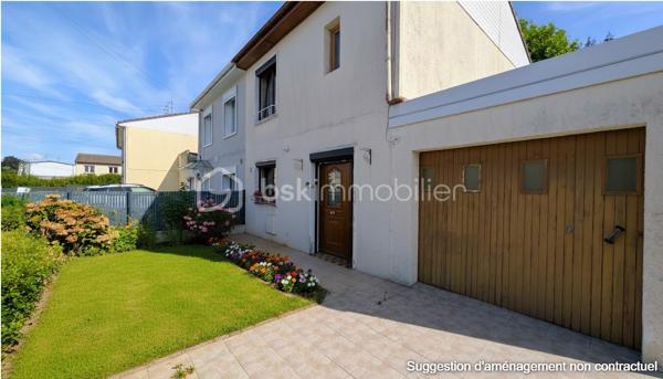 Vous recherchez votre premier cocon ou un projet familial à personnaliser ?
Cette maison offre une belle opportunité pour créer un intérieur qui vous ressemble !

Ses atouts : salon séjour convivial, cuisine indépendante, véranda agréable, garage 2 voitures avec accès direct à la maison
A l’étage 3 chambres, un bureau ou un dressing ou une chambre bébé, une salle de bain

Profitez également d’un jardin agréable et bien exposé, dans un environnement calme, avec un parc de jeux récent à proximité.

Côté confort :

Menuiseries PVC double vitrage
Chaudière gaz récente (2 ans)

Une maison à conforter, offrant une belle base et un véritable potentiel d’évolution, idéale pour un projet familial ou un premier achat.

Une visite vous permettra de découvrir tout son potentiel !