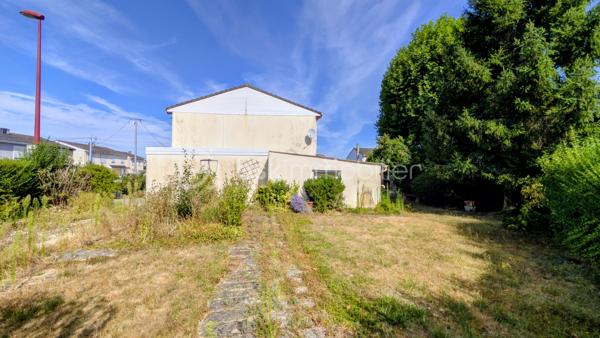 Vous recherchez votre premier cocon ou un projet familial à personnaliser ?
Cette maison offre une belle opportunité pour créer un intérieur qui vous ressemble !

Ses atouts : salon séjour convivial, cuisine indépendante, véranda agréable, garage 2 voitures avec accès direct à la maison
A l’étage 3 chambres, un bureau ou un dressing ou une chambre bébé, une salle de bain

Profitez également d’un jardin agréable et bien exposé, dans un environnement calme, avec un parc de jeux récent à proximité.

Côté confort :

Menuiseries PVC double vitrage
Chaudière gaz récente (2 ans)

Une maison à conforter, offrant une belle base et un véritable potentiel d’évolution, idéale pour un projet familial ou un premier achat.

Une visite vous permettra de découvrir tout son potentiel !