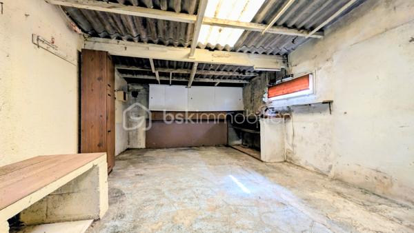 Vous recherchez votre premier cocon ou un projet familial à personnaliser ?
Cette maison offre une belle opportunité pour créer un intérieur qui vous ressemble !

Ses atouts : salon séjour convivial, cuisine indépendante, véranda agréable, garage 2 voitures avec accès direct à la maison
A l’étage 3 chambres, un bureau ou un dressing ou une chambre bébé, une salle de bain

Profitez également d’un jardin agréable et bien exposé, dans un environnement calme, avec un parc de jeux récent à proximité.

Côté confort :

Menuiseries PVC double vitrage
Chaudière gaz récente (2 ans)

Une maison à conforter, offrant une belle base et un véritable potentiel d’évolution, idéale pour un projet familial ou un premier achat.

Une visite vous permettra de découvrir tout son potentiel !