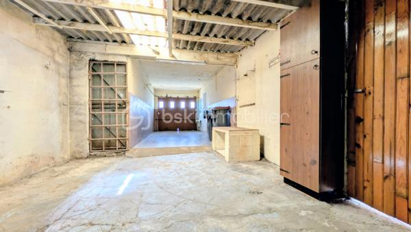 Vous recherchez votre premier cocon ou un projet familial à personnaliser ?
Cette maison offre une belle opportunité pour créer un intérieur qui vous ressemble !

Ses atouts : salon séjour convivial, cuisine indépendante, véranda agréable, garage 2 voitures avec accès direct à la maison
A l’étage 3 chambres, un bureau ou un dressing ou une chambre bébé, une salle de bain

Profitez également d’un jardin agréable et bien exposé, dans un environnement calme, avec un parc de jeux récent à proximité.

Côté confort :

Menuiseries PVC double vitrage
Chaudière gaz récente (2 ans)

Une maison à conforter, offrant une belle base et un véritable potentiel d’évolution, idéale pour un projet familial ou un premier achat.

Une visite vous permettra de découvrir tout son potentiel !