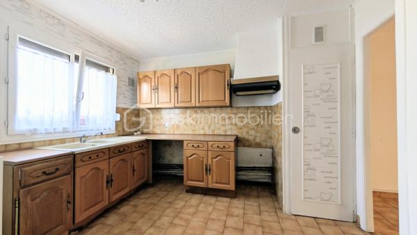 Vous recherchez votre premier cocon ou un projet familial à personnaliser ?
Cette maison offre une belle opportunité pour créer un intérieur qui vous ressemble !

Ses atouts : salon séjour convivial, cuisine indépendante, véranda agréable, garage 2 voitures avec accès direct à la maison
A l’étage 3 chambres, un bureau ou un dressing ou une chambre bébé, une salle de bain

Profitez également d’un jardin agréable et bien exposé, dans un environnement calme, avec un parc de jeux récent à proximité.

Côté confort :

Menuiseries PVC double vitrage
Chaudière gaz récente (2 ans)

Une maison à conforter, offrant une belle base et un véritable potentiel d’évolution, idéale pour un projet familial ou un premier achat.

Une visite vous permettra de découvrir tout son potentiel !
