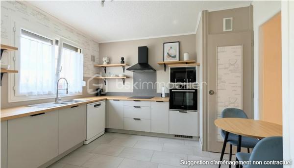 Vous recherchez votre premier cocon ou un projet familial à personnaliser ?
Cette maison offre une belle opportunité pour créer un intérieur qui vous ressemble !

Ses atouts : salon séjour convivial, cuisine indépendante, véranda agréable, garage 2 voitures avec accès direct à la maison
A l’étage 3 chambres, un bureau ou un dressing ou une chambre bébé, une salle de bain

Profitez également d’un jardin agréable et bien exposé, dans un environnement calme, avec un parc de jeux récent à proximité.

Côté confort :

Menuiseries PVC double vitrage
Chaudière gaz récente (2 ans)

Une maison à conforter, offrant une belle base et un véritable potentiel d’évolution, idéale pour un projet familial ou un premier achat.

Une visite vous permettra de découvrir tout son potentiel !