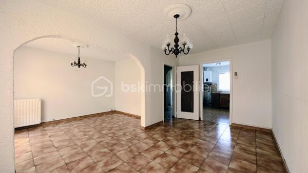 Vous recherchez votre premier cocon ou un projet familial à personnaliser ?
Cette maison offre une belle opportunité pour créer un intérieur qui vous ressemble !

Ses atouts : salon séjour convivial, cuisine indépendante, véranda agréable, garage 2 voitures avec accès direct à la maison
A l’étage 3 chambres, un bureau ou un dressing ou une chambre bébé, une salle de bain

Profitez également d’un jardin agréable et bien exposé, dans un environnement calme, avec un parc de jeux récent à proximité.

Côté confort :

Menuiseries PVC double vitrage
Chaudière gaz récente (2 ans)

Une maison à conforter, offrant une belle base et un véritable potentiel d’évolution, idéale pour un projet familial ou un premier achat.

Une visite vous permettra de découvrir tout son potentiel !