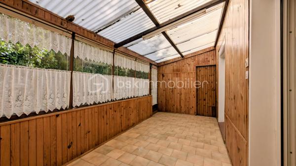 Vous recherchez votre premier cocon ou un projet familial à personnaliser ?
Cette maison offre une belle opportunité pour créer un intérieur qui vous ressemble !

Ses atouts : salon séjour convivial, cuisine indépendante, véranda agréable, garage 2 voitures avec accès direct à la maison
A l’étage 3 chambres, un bureau ou un dressing ou une chambre bébé, une salle de bain

Profitez également d’un jardin agréable et bien exposé, dans un environnement calme, avec un parc de jeux récent à proximité.

Côté confort :

Menuiseries PVC double vitrage
Chaudière gaz récente (2 ans)

Une maison à conforter, offrant une belle base et un véritable potentiel d’évolution, idéale pour un projet familial ou un premier achat.

Une visite vous permettra de découvrir tout son potentiel !