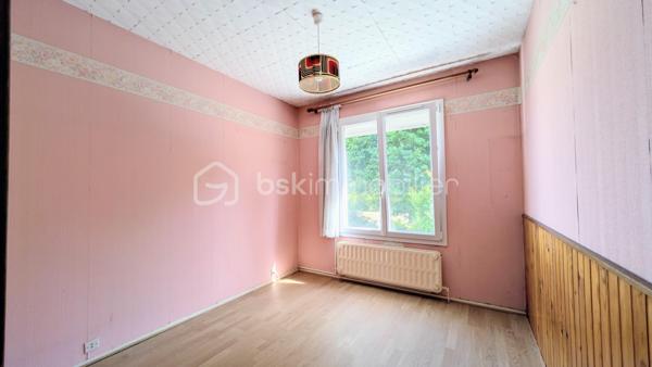 Vous recherchez votre premier cocon ou un projet familial à personnaliser ?
Cette maison offre une belle opportunité pour créer un intérieur qui vous ressemble !

Ses atouts : salon séjour convivial, cuisine indépendante, véranda agréable, garage 2 voitures avec accès direct à la maison
A l’étage 3 chambres, un bureau ou un dressing ou une chambre bébé, une salle de bain

Profitez également d’un jardin agréable et bien exposé, dans un environnement calme, avec un parc de jeux récent à proximité.

Côté confort :

Menuiseries PVC double vitrage
Chaudière gaz récente (2 ans)

Une maison à conforter, offrant une belle base et un véritable potentiel d’évolution, idéale pour un projet familial ou un premier achat.

Une visite vous permettra de découvrir tout son potentiel !