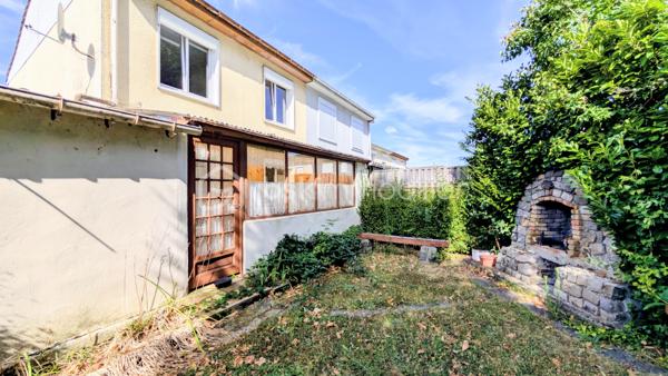 Vous recherchez votre premier cocon ou un projet familial à personnaliser ?
Cette maison offre une belle opportunité pour créer un intérieur qui vous ressemble !

Ses atouts : salon séjour convivial, cuisine indépendante, véranda agréable, garage 2 voitures avec accès direct à la maison
A l’étage 3 chambres, un bureau ou un dressing ou une chambre bébé, une salle de bain

Profitez également d’un jardin agréable et bien exposé, dans un environnement calme, avec un parc de jeux récent à proximité.

Côté confort :

Menuiseries PVC double vitrage
Chaudière gaz récente (2 ans)

Une maison à conforter, offrant une belle base et un véritable potentiel d’évolution, idéale pour un projet familial ou un premier achat.

Une visite vous permettra de découvrir tout son potentiel !