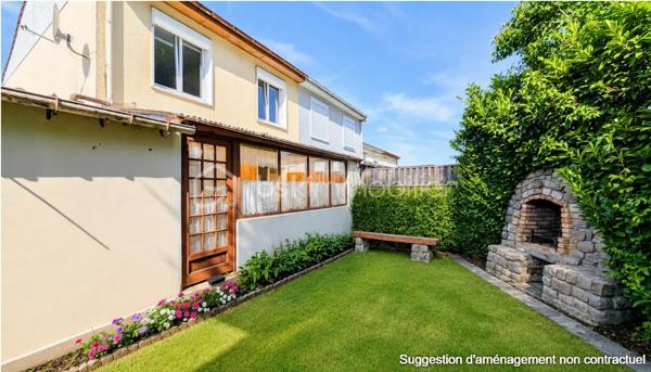 Vous recherchez votre premier cocon ou un projet familial à personnaliser ?
Cette maison offre une belle opportunité pour créer un intérieur qui vous ressemble !

Ses atouts : salon séjour convivial, cuisine indépendante, véranda agréable, garage 2 voitures avec accès direct à la maison
A l’étage 3 chambres, un bureau ou un dressing ou une chambre bébé, une salle de bain

Profitez également d’un jardin agréable et bien exposé, dans un environnement calme, avec un parc de jeux récent à proximité.

Côté confort :

Menuiseries PVC double vitrage
Chaudière gaz récente (2 ans)

Une maison à conforter, offrant une belle base et un véritable potentiel d’évolution, idéale pour un projet familial ou un premier achat.

Une visite vous permettra de découvrir tout son potentiel !