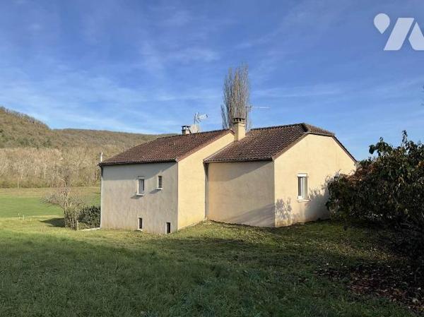 A VENDRE : Maison contemporaine de plain-pied sur sous-sol, en bon état et située sur 3.427m², ...