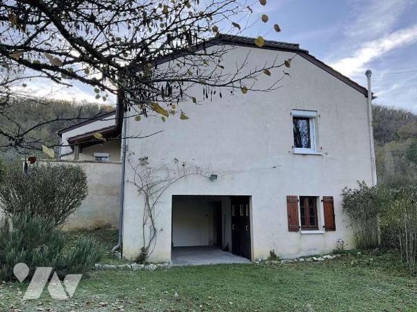 A VENDRE : Maison contemporaine de plain-pied sur sous-sol, en bon état et située sur 3.427m², ...