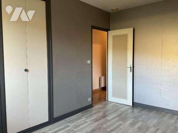 A VENDRE : Maison contemporaine de plain-pied sur sous-sol, en bon état et située sur 3.427m², ...