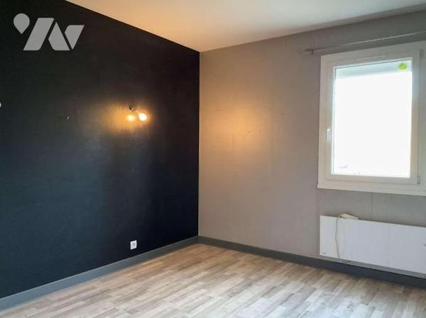 A VENDRE : Maison contemporaine de plain-pied sur sous-sol, en bon état et située sur 3.427m², ...