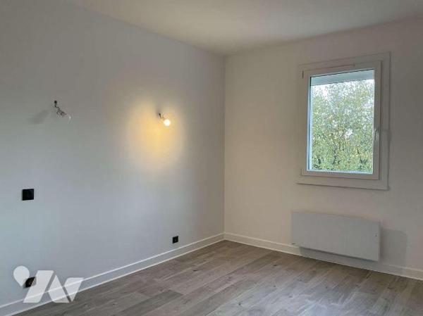 A VENDRE : Maison contemporaine de plain-pied sur sous-sol, en bon état et située sur 3.427m², ...