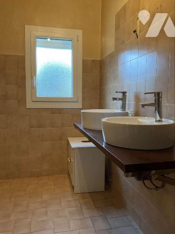 A VENDRE : Maison contemporaine de plain-pied sur sous-sol, en bon état et située sur 3.427m², ...