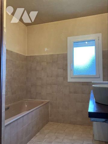 A VENDRE : Maison contemporaine de plain-pied sur sous-sol, en bon état et située sur 3.427m², ...